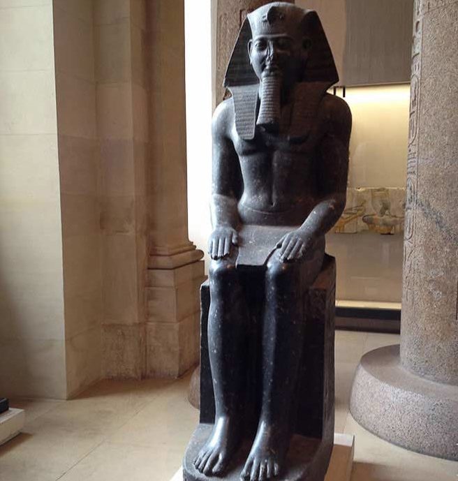 Статуя сидящего Рамзеса II в музее Лувр