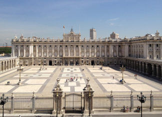 Королевский дворец в Испании
