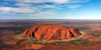 Гора Улуру в Австралии