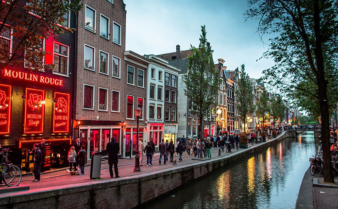 Амстердам: в окнах квартала красных фонарей появились мужчины | Европейская правда