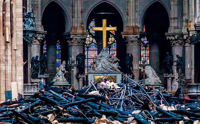 пожар в соборе парижской богоматери