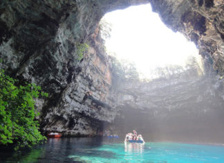 Пещера Мелиссани в Греции