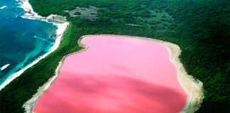 Озеро Хиллер на острове Миддл в Австралии